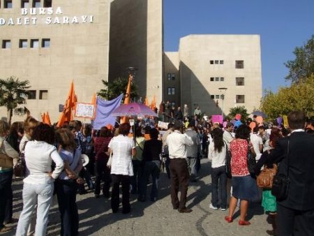 Üzmez'e Şemsiyeyle Vuran Kadınlar Yargılanıyor