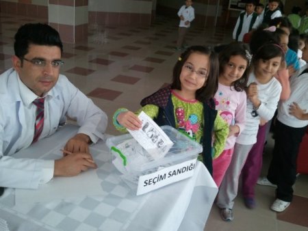 Uzun seçim süreci sonrasında Lara Koleji öğrencileri başkanını seçti