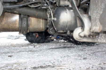 Uzun yola zincirsiz çıkınca tehlike atlattı