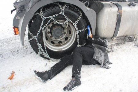 Uzun yola zincirsiz çıkınca tehlike atlattı