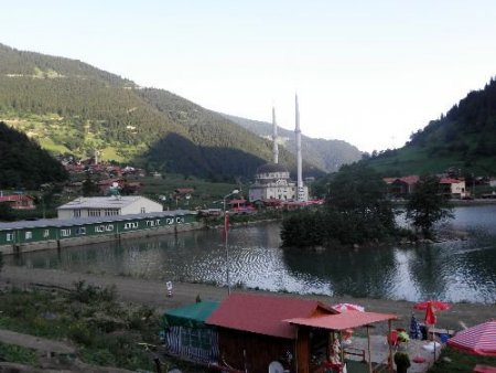 Uzungöl'de Sabah Namazını Müteakip Göl Kenarında Yapılan Kahvaltı Sefası Gelenek Oluyor