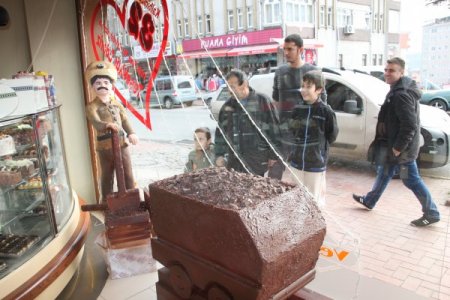 Uzunmehmet'in 80 kiloluk pastasını yaptılar