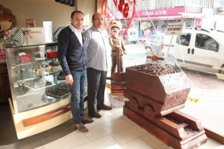 Uzunmehmet'in 80 kiloluk pastasını yaptılar