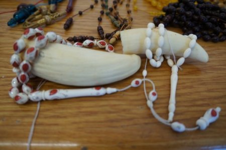 Vahşi hayvanların dişleri usta elinde tespihe dönüşüyor (Özel)