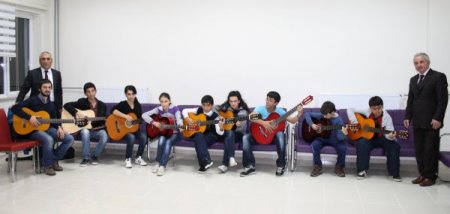 Vakfıkebir Gençlik Merkezi’nde açılan kurslara gençler yoğun ilgi gösteriyor