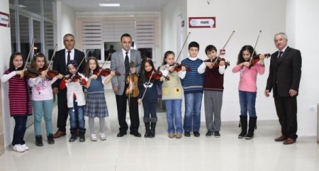Vakfıkebir Gençlik Merkezi’nde açılan kurslara gençler yoğun ilgi gösteriyor