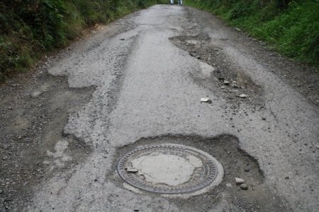Vakfıkebir'de bozuk okul yolları asfaltlandı