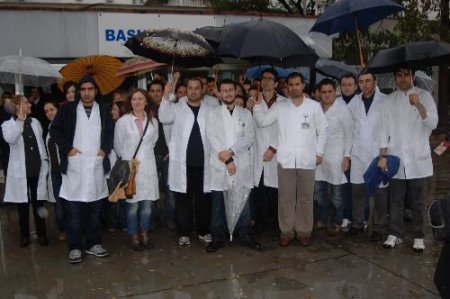 Vakıf Gureba'daki Doktor Tayinleri Protesto Edildi