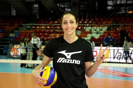 Vakıfbank’ın kaptanı Gözde Sonsırma’ya Japonya'dan özel sponsor