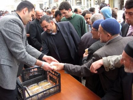 Vakıflar Helva Ve Bal Şerbeti Dağıttı