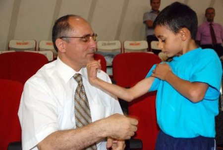 Vali, 9 Yaşındaki Emre'nin Pazularını Görünce Şaşırdı