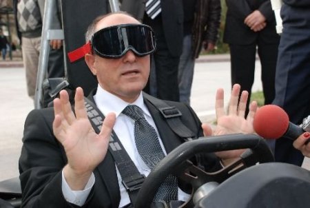 Vali, Alkollü Araç Kullanırken Oluşan Görme Bozukluğunu Gösteren Özel Gözlükleri Tanıttı