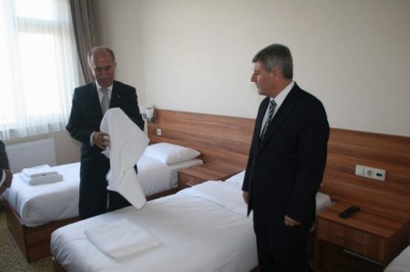 Vali, BTSO üyelerini otelcilik ve turizm meslek lisesinde topladı