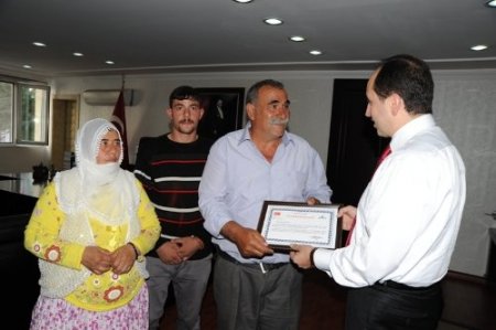 Vali, bulduğu bileziği sahibine veren hurdacıya teşekkür belgesi verdi