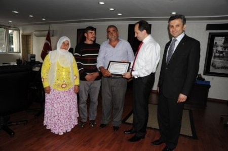 Vali, bulduğu bileziği sahibine veren hurdacıya teşekkür belgesi verdi