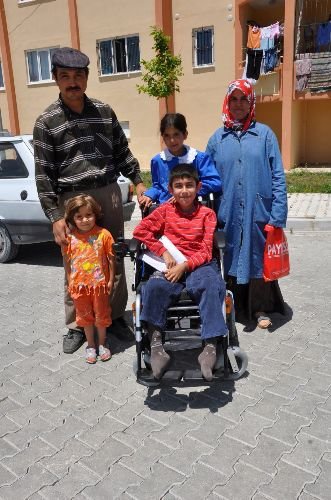 Vali, Kas Hastası Öğrenciye Karne Hediyesi Olarak Akülü Araba Verdi