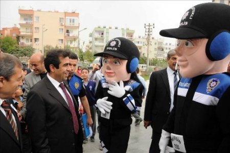 Vali, polis amca kütüphanelerinin açılışlarını telsiz anonsuyla yaptırdı