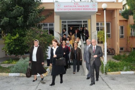 Vali, Vali Yardımcıları Ve Kaymakam Eşlerinden Huzurevi Ziyareti