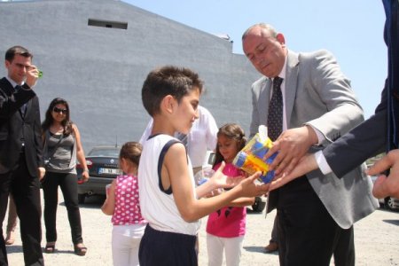 Vali, Yolda Gördüğü Çocuklara Yaş Grubuna Göre Kitap Dağıtıyor