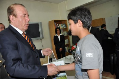 Vali, Yuva Çocukları İçin Verdiği Halı Saha Sözünü Tuttu