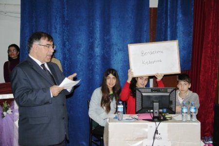 Vali Adnan Yılmaz, bilgi yarışmasında ilk soruyu sordu