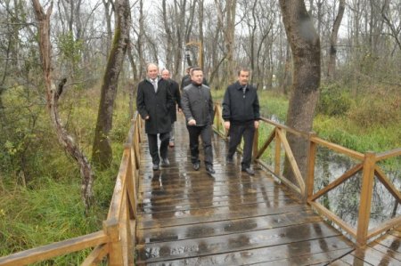 Vali Aksoy eşiyle birlikte, Çakırlar Korusu'nu gezdi
