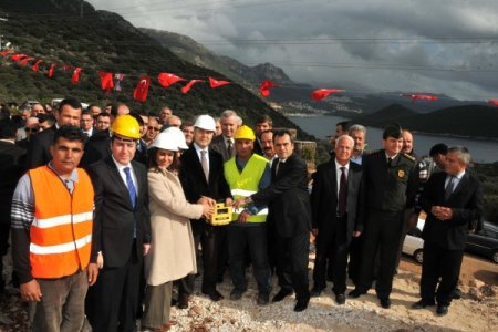 Vali Altıparmak: Antalya, hayırseverlik adına Türkiye'de ilk sırada