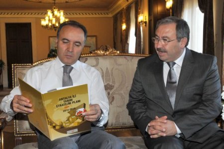 Vali Altıparmak Antalya Tarım Stratejik Planı'nı beğendi