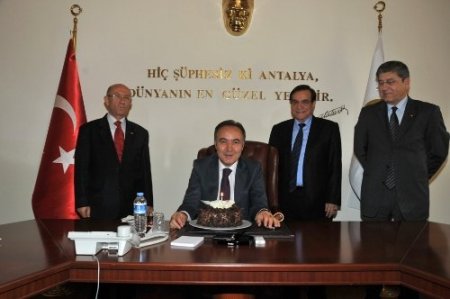 Vali Altıparmak’a çifte doğum günü sürprizi