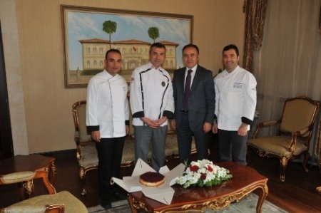 Vali Altıparmak’a çifte doğum günü sürprizi