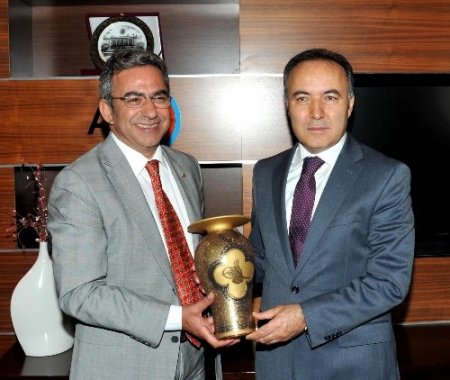 Vali Altıparmak’tan Antalya protokolüne veda
