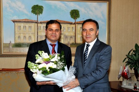 Vali Altıparmak’tan yılın doktoruna tebrik