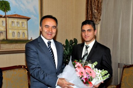 Vali Altıparmak’tan yılın doktoruna tebrik