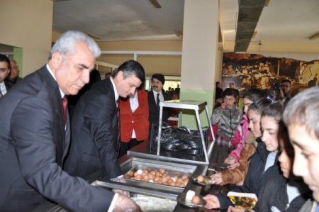 Vali Arslan YİBO’da öğrencilerle kahvaltı yaptı