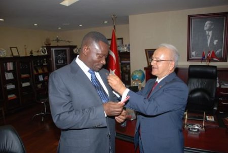 Vali Atış: Yurt Dışındaki Okullar Paylaşmak İçin Var