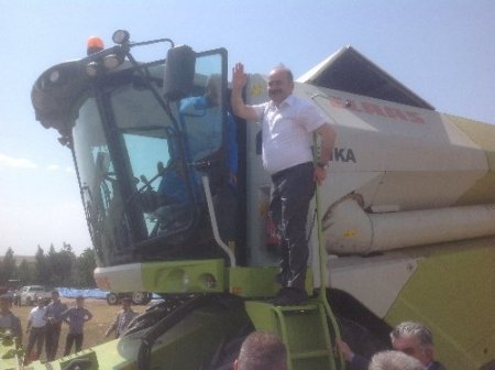 Vali Aydın, biçerdöverin başına geçti, Hasat Bayramı'nın startını verdi