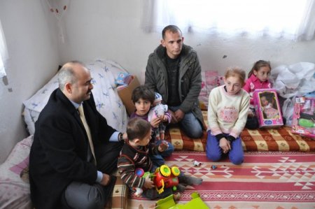 Vali Aydın, evinde nedeni belirlenemeyen yangınlar çıkan aileyi ziyaret etti