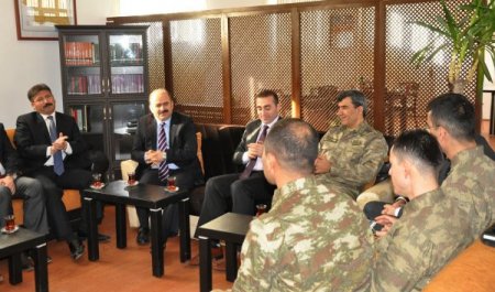 Vali Aydın, Mehmetcikler ile kitap okudu, türkü söyledi