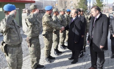 Vali Aydın, Mehmetcikler ile kitap okudu, türkü söyledi