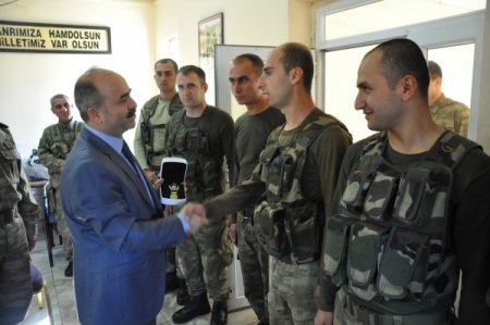 Vali Aydın’dan Mehmetçiğe bayram ziyareti