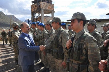 Vali Aydın’dan Mehmetçiğe bayram ziyareti