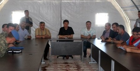 Vali Cengiz, Midyat’ta Suriyeli mülteciler için kurulan çadır kenti ziyaret etti