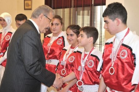 Vali Cerrah, başarılı sporcuları ödüllendirdi