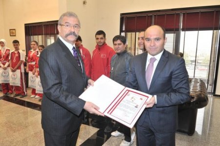 Vali Cerrah, başarılı sporcuları ödüllendirdi