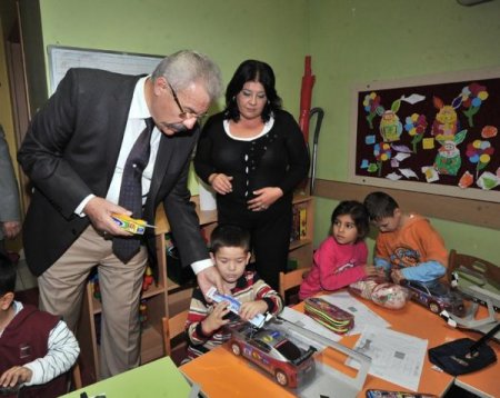Vali Cerrah, davet aldığı ilköğretim okulunu ziyaret etti