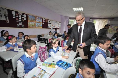 Vali Cerrah, davet aldığı ilköğretim okulunu ziyaret etti