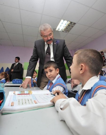 Vali Cerrah, davet aldığı ilköğretim okulunu ziyaret etti