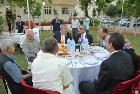 Vali Cerrah, Huzurevi Sakinleriyle İftarda Buluştu