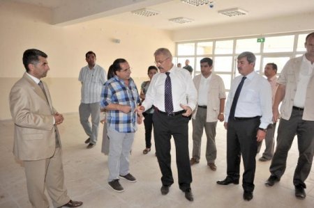 Vali Cerrah, inşaatı süren ilköğretim okulunda inceleme yaptı