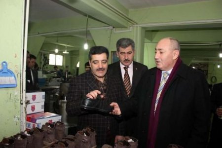 Vali Çetin, Ayakkabı Fabrikasını Gezdi